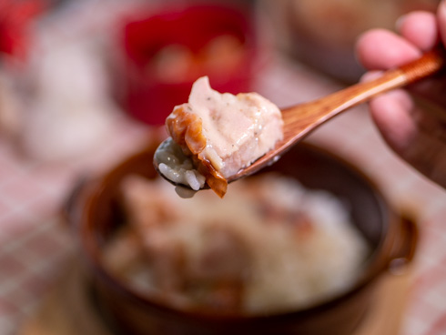 「ごはんにちょいかけ！シュクメルリ」鶏肉のアップ
