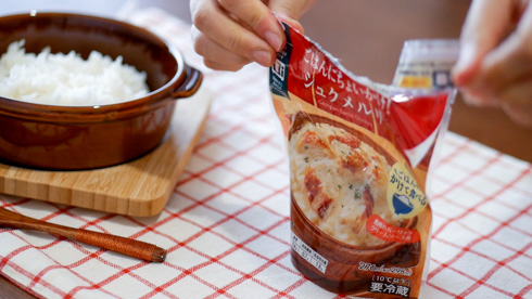 「ごはんにちょいかけ！シュクメルリ」を開封するところ