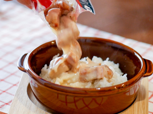 「ごはんにちょいかけ！シュクメルリ」をご飯にかけるところ