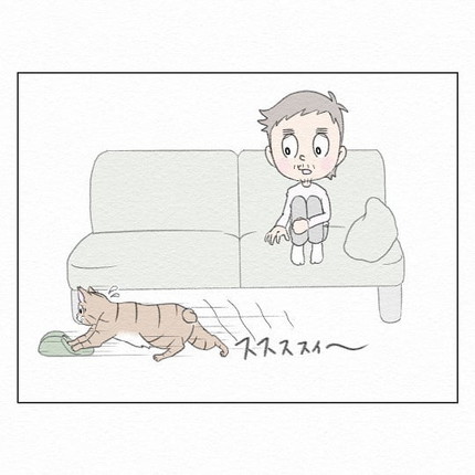 スリッパにじゃれるシャコちゃん