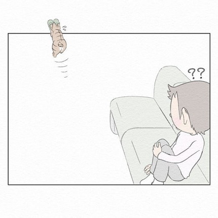 スリッパにじゃれるシャコちゃん