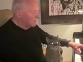 アンソニー・ホプキンスのピアノ演奏に愛猫うっとり　相変わらずのラブラブっぷりを見せつける