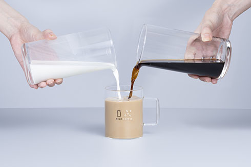 珈琲牛乳のグラス英語バージョンに珈琲牛乳を入れたところ