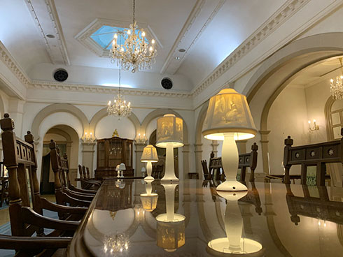 雪の美術館・テーブル