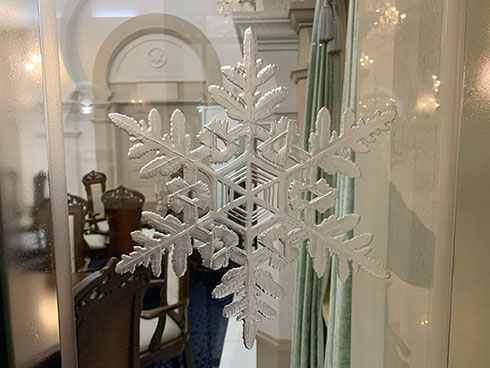 雪の美術館・磨りガラスに雪の結晶