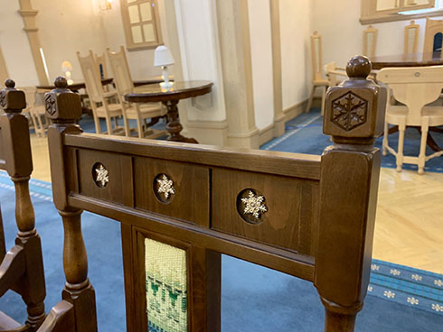 雪の美術館・イスの背に埋め込まれた雪の結晶のデザイン