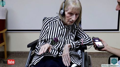 音楽で記憶がよみがえる？　「白鳥の湖」を流すとアルツハイマーの女性が優雅に踊りだす動画に反響