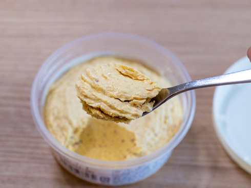 ぬって焼いたらカレーパン　中身をすくったところ