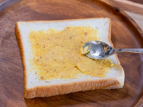 ぬって焼いたらカレーパン　パンにぬったところ