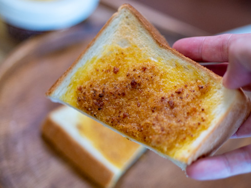 ぬって焼いたらカレーパンを半分に切ったところ