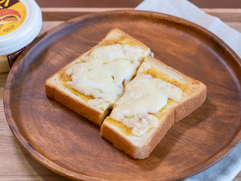 ぬって焼いたらカレーパンチーズをのせて焼いたところ
