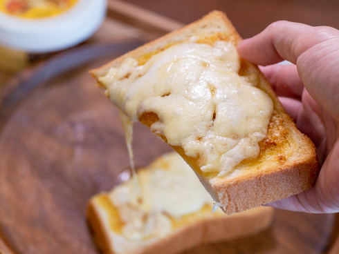 ぬって焼いたらカレーパンチーズをのせたものを半分に切ったところ