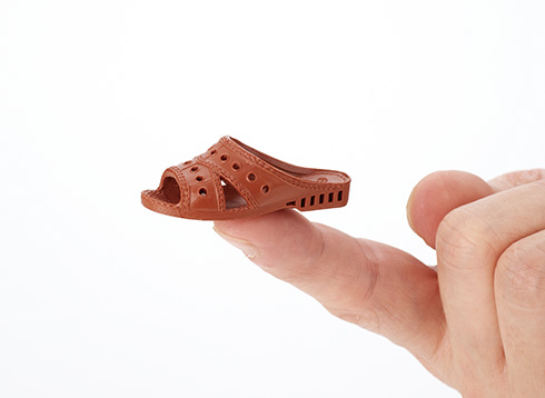 指先にのる「ベンサン」　便所サンダルを再現したミニチュアガチャが登場