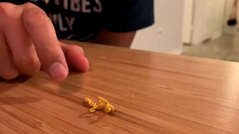 テーブルの上にねじれたゴムが置いてある様子