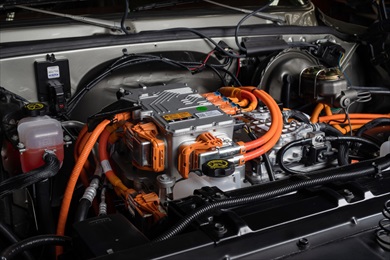 ボンネットの中にはシボレーの電気自動車「ボルトEV」のモーターを搭載