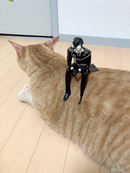 燭台切光忠のフィギュアとニャジラくん