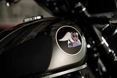 タンクはニンジャH2にも採用されている銀鏡塗装を採用