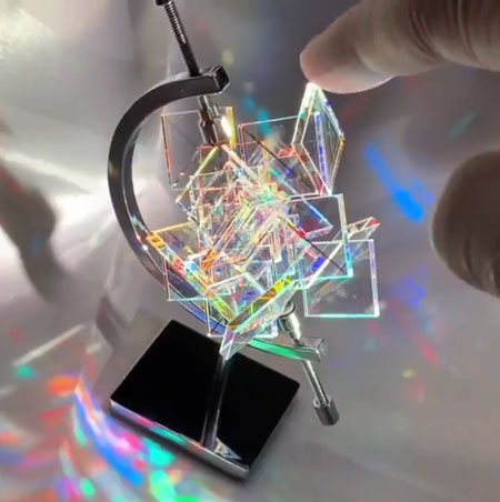 虹色に輝くガラスアート「虹の結晶」が美しい　約30個のパーツが織りなす神秘的なキラキラ世界