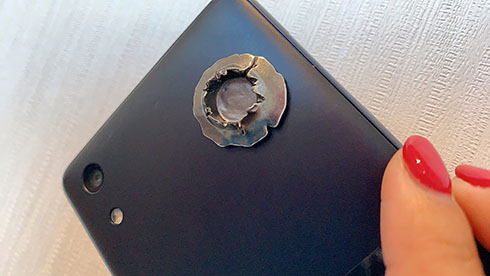 カプセルトイ「奇跡の弾丸」をスマホに貼ったところ