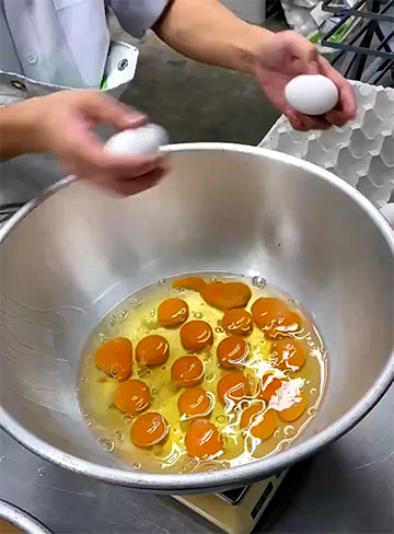 両手に卵を持っているところ