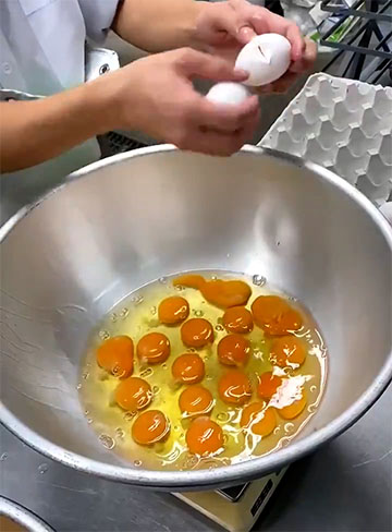 左手の卵にひびが入る