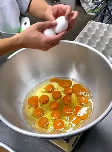 卵の殻のひびに指をかけているところ