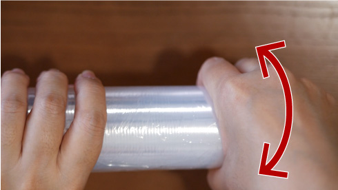 ラップにわごむをかけてひねるところ