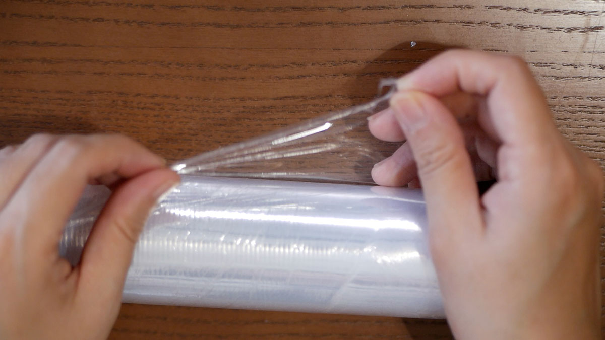 警視庁が「ラップの切り口を簡単に見つける方法」を紹介　輪ゴムをかけて2〜3回ひねるだけ