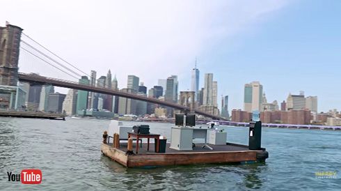 NYで一番ソーシャルディスタンスな職場が誕生！　ドッキリ集団が川に浮かぶリモートオフィスでパフォーマンス