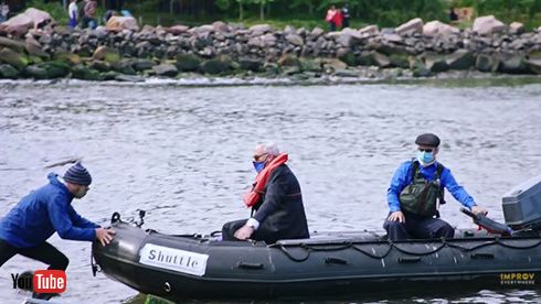 NYで一番ソーシャルディスタンスな職場が誕生！　ドッキリ集団が川に浮かぶリモートオフィスでパフォーマンス