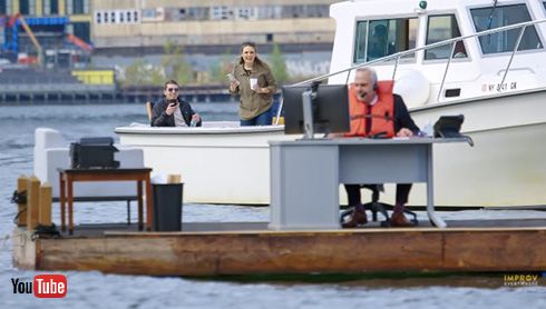 NYで一番ソーシャルディスタンスな職場が誕生！　ドッキリ集団が川に浮かぶリモートオフィスでパフォーマンス