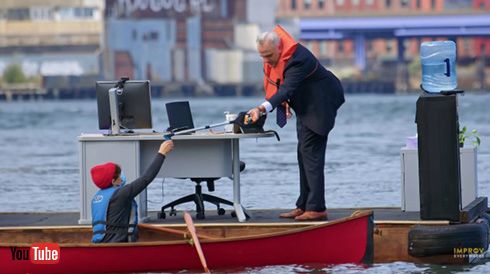 NYで一番ソーシャルディスタンスな職場が誕生！　ドッキリ集団が川に浮かぶリモートオフィスでパフォーマンス