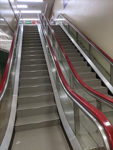 エスカレーター 階段