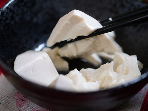 四角い湯豆腐を持ち上げたところ