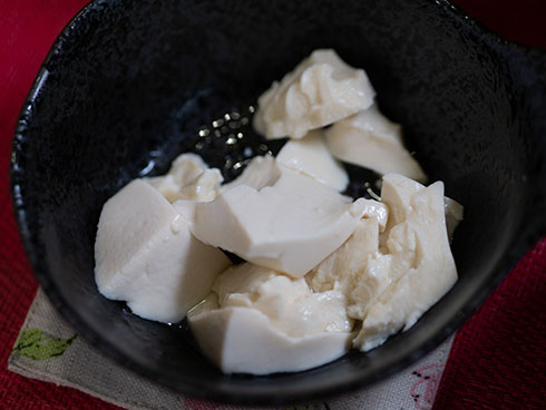 四角い湯豆腐が崩れているところ