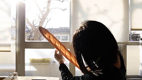 パンプシェードを光に当てているところ