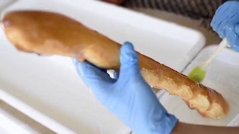 パンをコーティングしているところ