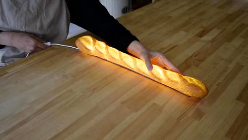 パンプシェードのスイッチを入れているところ