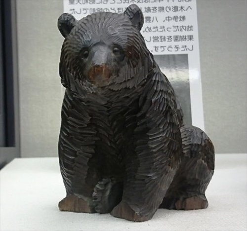 猫と熊の木彫りのハーフ