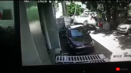 事故 海外 横転 クルマ