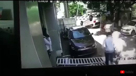 事故 海外 横転 クルマ