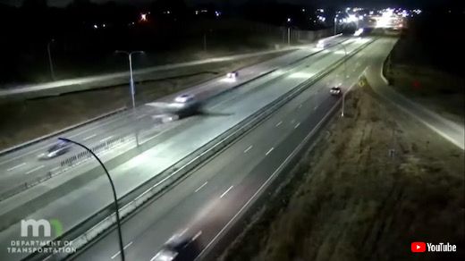 飛行機 事件 緊急着陸 高速道路