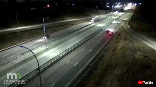 飛行機 事件 緊急着陸 高速道路