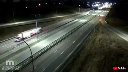 飛行機 事件 緊急着陸 高速道路