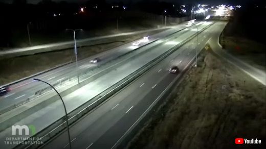 飛行機 事件 緊急着陸 高速道路