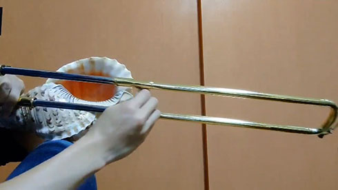 スライド法螺貝を吹いているところ