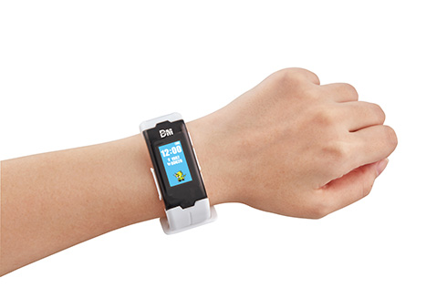 バンダイ、心拍数や歩数でデジモンが育つ　ウェアラブル端末型玩具「バイタルブレス」を発売