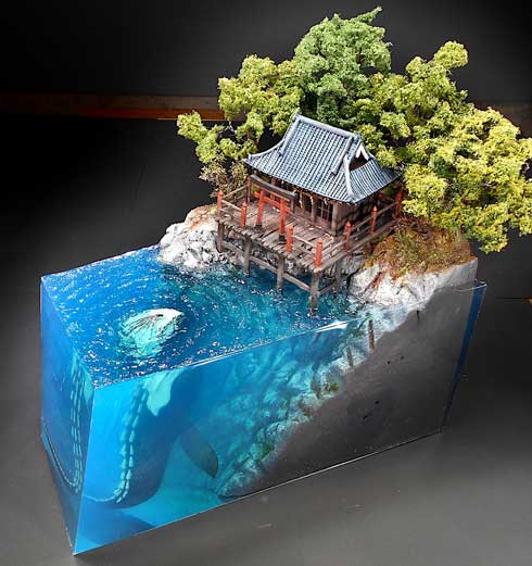 お皿の中の賑やかな海岸 レジン海ジオラマ 崖の上の神社と“海のヌシ”の神秘的なジオラマにゾクゾクする