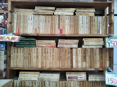 本のクリスマスツリー 神保町 古書店