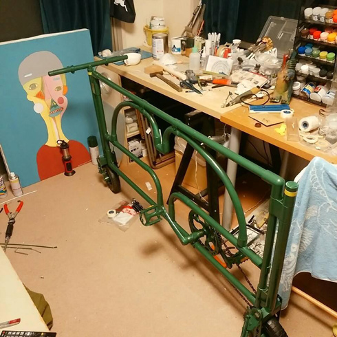 ガードレールに似せた自転車